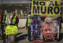 Migrantes en Tijuana protestan contra amenazas de deportaci&oacute;n de Trump