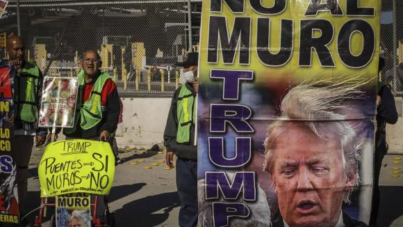 Migrantes en Tijuana protestan contra amenazas de deportación de Trump