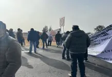 Bloqueo en autopista Pe&ntilde;&oacute;n-Texcoco: Transportistas exigen pago