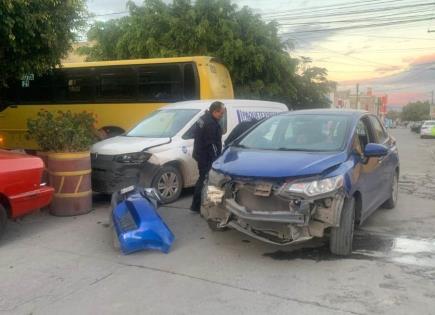 Choque en la colonia Simón Díaz deja daños materiales y un lesionado