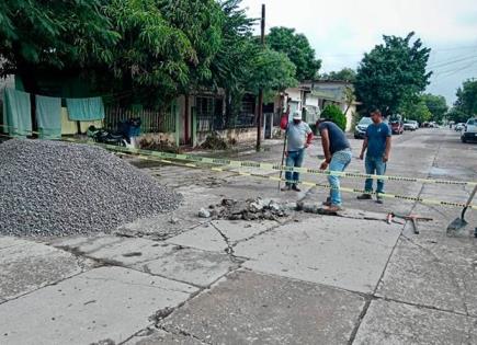 Se colapsa drenaje y cierran otra calle