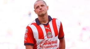 Chicharito genera críticas tras ver la Kings League en pleno partido de Chivas