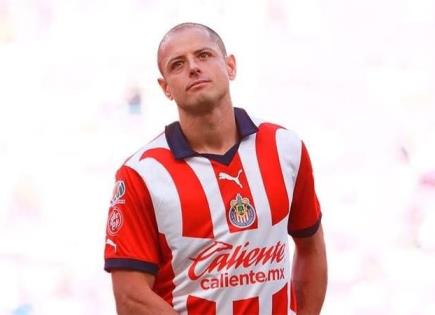 Chicharito genera críticas tras ver la Kings League en pleno partido de Chivas