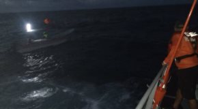 Rescatan a pescadores varados en altamar por SEMAR