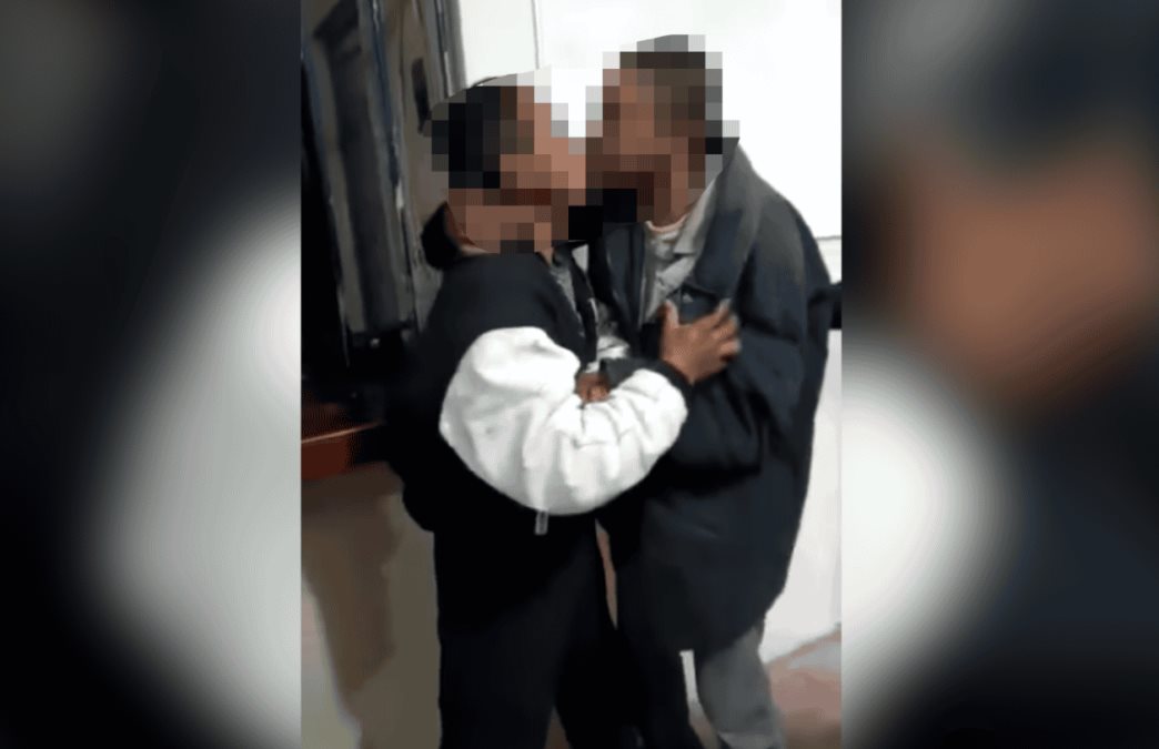 La grabación tomada por una de las policías se dio en la barandilla municipal charquense