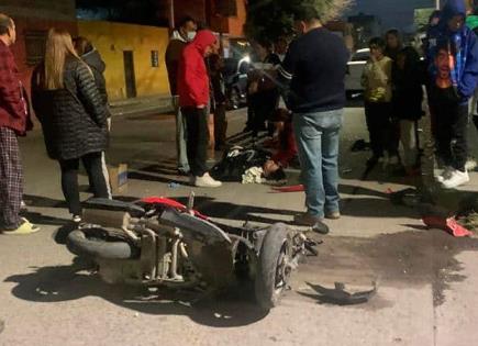 Joven en moto resulta herido en fuerte choque