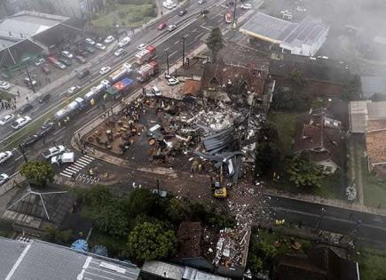 Avioneta impacta y cae; 10 muertos