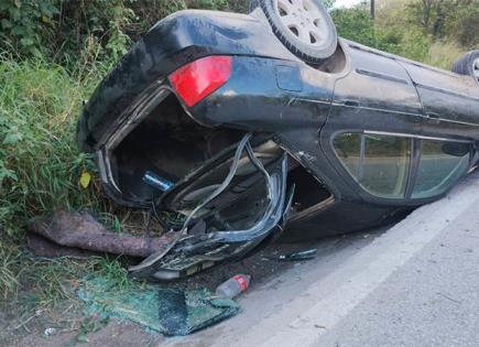 Familia vuelca en auto, menor resulta lesionado