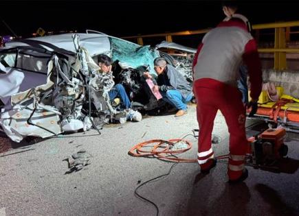 Dos hombres quedan prensados en choque