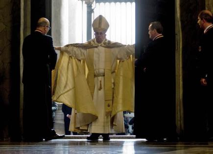 El Papa abre Puerta Santa de San Pedro y da inicio al Jubileo