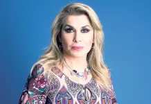 Dulce reaparece y vuelve a cantar en homenaje realizado en su honor