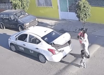 VIDEO | Taxista huye con regalos navideños de una familia