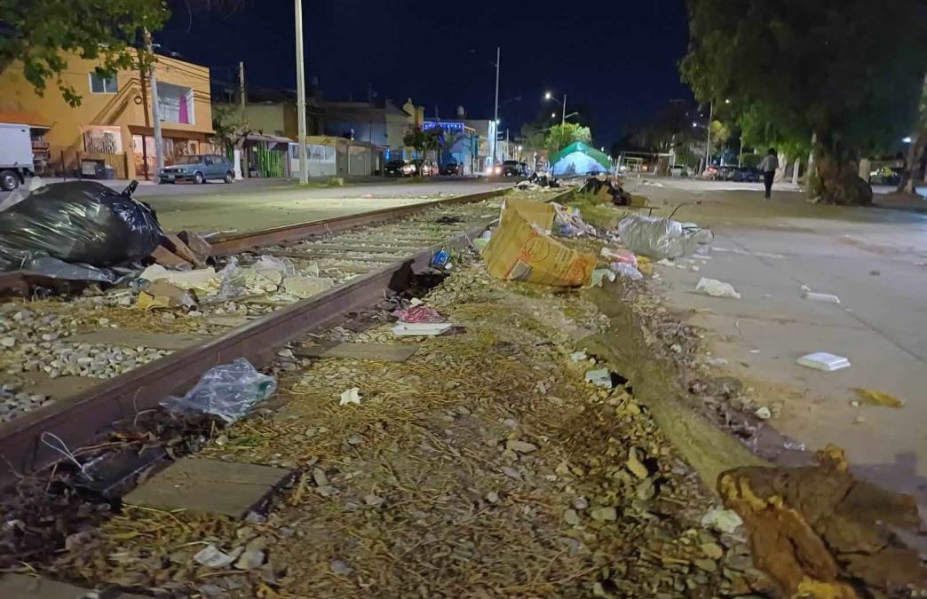 Toneladas de basura abandonada en el camellón central