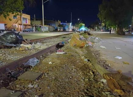 Tianguis navideño deja toneladas de basura en avenida Hernán Cortés