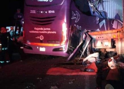 Chocan autobús y tráiler en Veracruz; hay 8 muertos