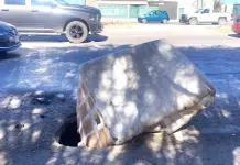 Alertan por hoyanco en lateral de carretera a Rioverde