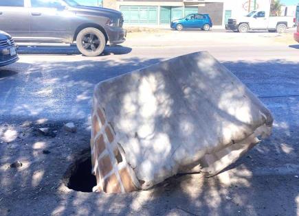 Alertan por hoyanco en lateral de carretera a Rioverde