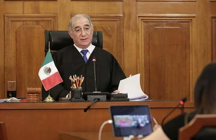 Exministro Pérez Dayán es increpado en la FIL por su voto en la reforma judicial