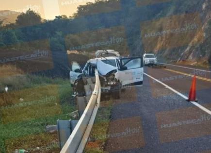 Conductor estrella su auto en contención de autopista Valles-Rayón