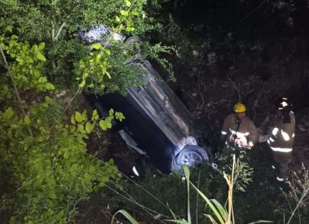 Familia cae de puente en carretera Valles-Tamazunchale 