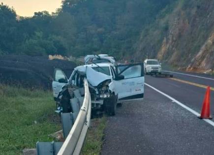 Vehículo se ensarta en estructura metálica y conductor sobrevive