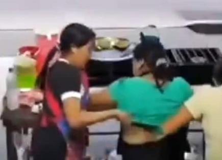 Video | Mujer lanza aceite hirviendo a empleada de fonda en Xalapa