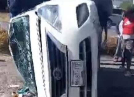 Taxista sufre aparatosa volcadura en carretera 57