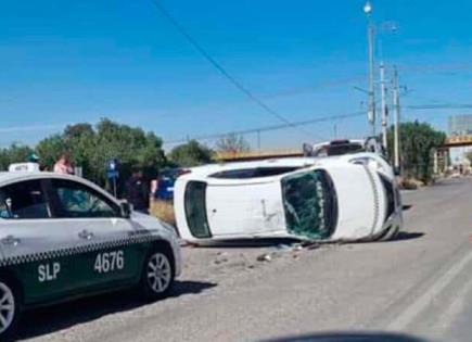 Taxi tiene aparatosa volcadura en la ‘57 Taxi tiene aparatosa volcadura en la ‘57
