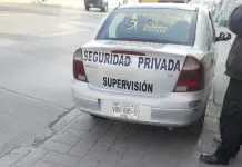 Conductor de empresa de seguridad provoca choque en Av. Universidad