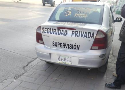 Conductor de empresa de seguridad provoca choque en Av. Universidad