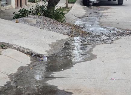 Denuncian fuga de agua potable en Av. Panalillo