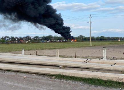 VIDEO | Incendio en taller de grúas en la supercarretera Rioverde-SLP