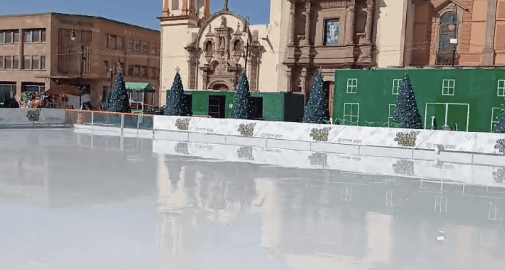 Pista de hielo en plaza de Fundadores