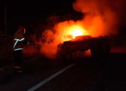 Tráiler se incendia en la carretera Valles-Tampico; solo se reportan daños materiales