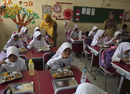 Indonesia lanza programa de comidas gratuitas para niños y embarazadas contra retraso en crecimiento