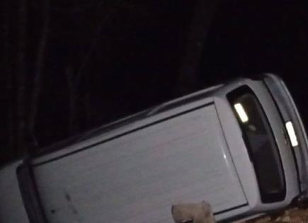 Vuelca camioneta de paquetería en la carretera libre Valles-Rioverde