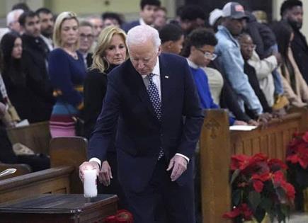 Biden visita a familias de las víctimas de ataque