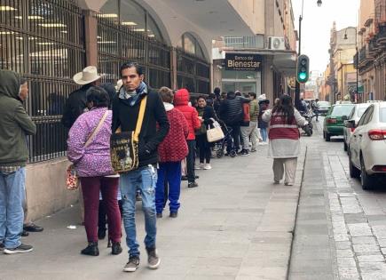 En sucursal del centro, esperan hasta dos horas por pensión del Bienestar