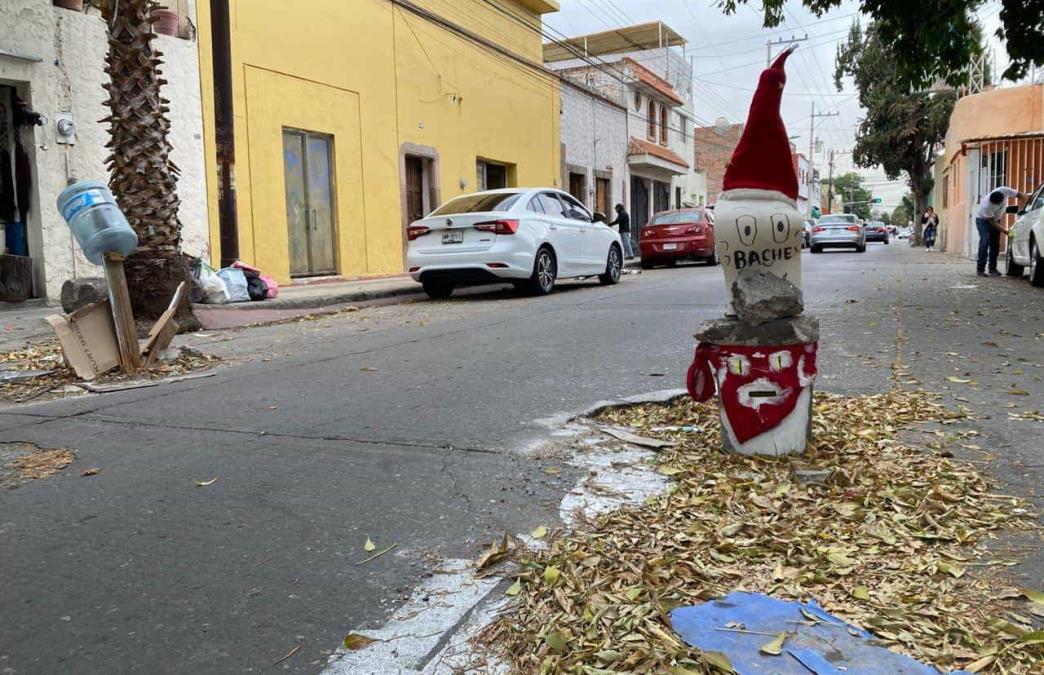 Baches decorados en la calle de Benigno Arriaga