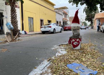 Foto del día | Baches decorados en protesta ciudadana