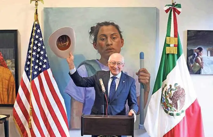Ken Salazar, en la polémica por caso de captura de El Mayo