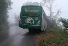 Milagro en Aquism&oacute;n: autob&uacute;s a punto de caer a barranco tras derrapar en lluvias