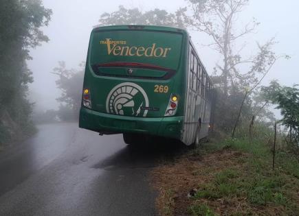 Milagro en Aquismón: autobús a punto de caer a barranco tras derrapar en lluvias