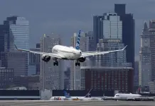 Pasajero abre puerta antes de despegar en Boston Pasajero abre puerta antes de despegar en Boston