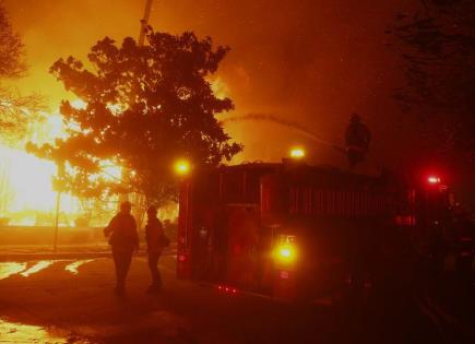 Reportan dos muertos por incendios forestales que afectan a California