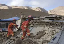 Sobrevivientes reciben tiendas tras sismo en ciudad sagrada de T&iacute;bet con al menos 126 muertos