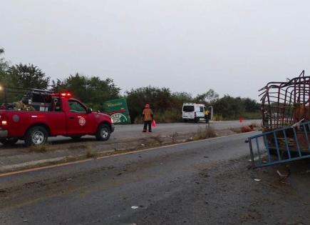 Muere chofer de tractor embestido por autobús