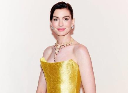 Anne Hathaway deslumbra con vestido dorado