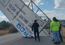 Retiran letrero caído rumbo a Cerro de San Pedro Retiran letrero caído rumbo a Cerro de San Pedro