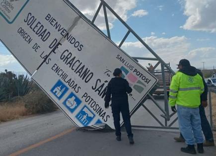 Retiran letrero caído rumbo a Cerro de San Pedro